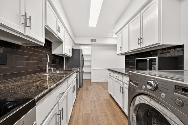 Building Photo - 359 N Post Oak Ln