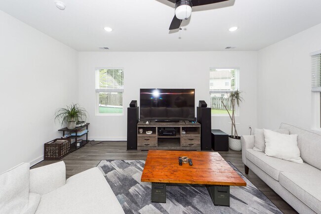 Building Photo - 4 Bedroom 3 Bath Home in Windsor Hill - North Charleston