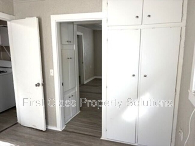 Building Photo - 404 S Burdick St