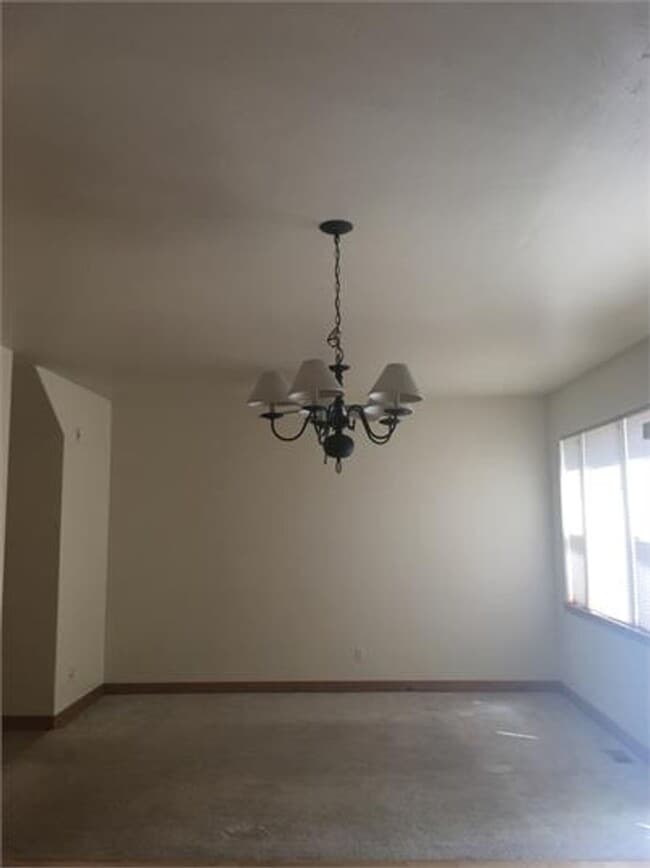 Building Photo - Spacious 3-Bed Townhome in West Glenwood