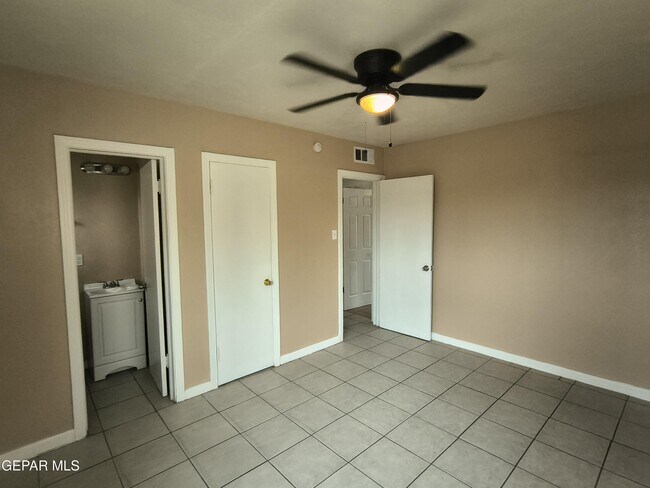 Building Photo - 4918 Guadalupe Dr