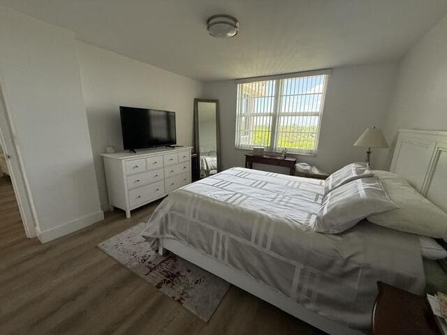 Building Photo - 250 Jacaranda Dr