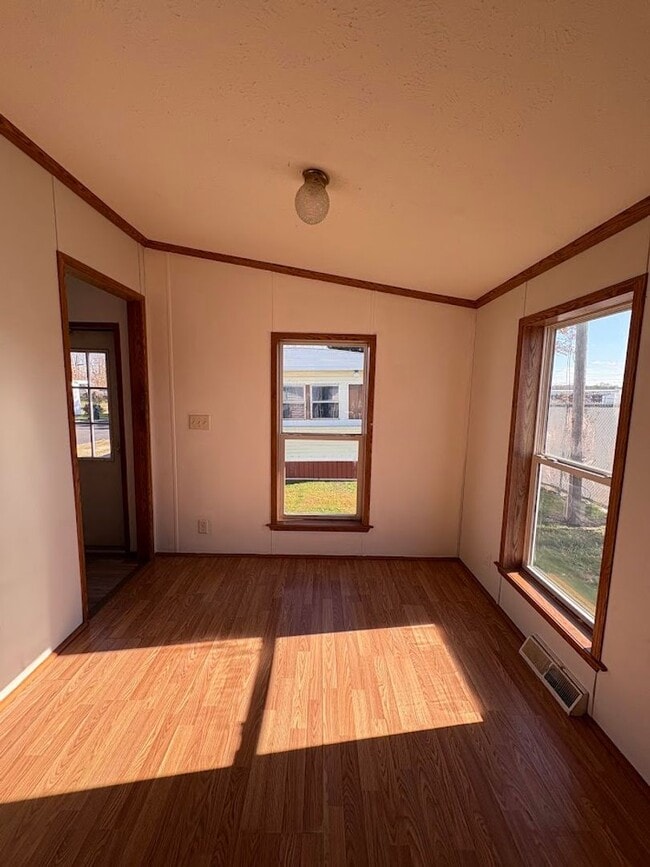 Building Photo - Three bedroom two bathroom home for rent