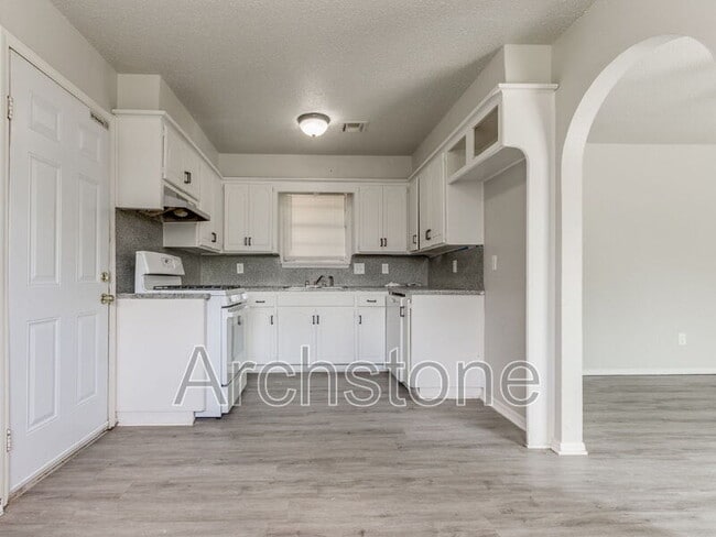 Building Photo - 4501 Meadowvale Dr