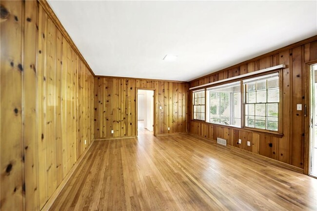Building Photo - 2321 Tanglewood Rd