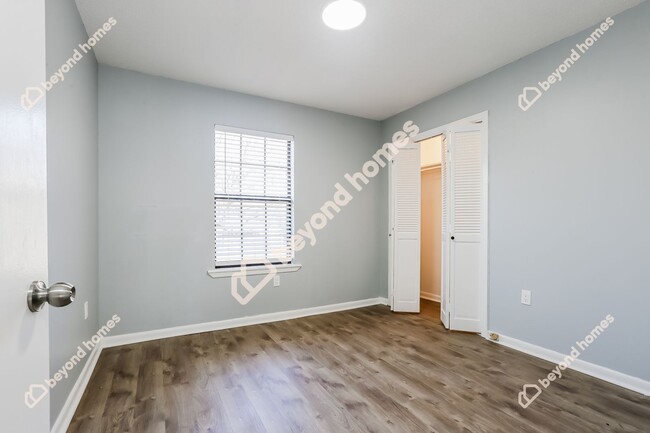 Building Photo - Beautiful 3 Bedroom 2 Bathroom House - Rea...