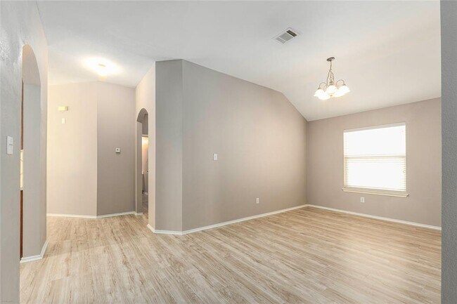 Building Photo - 249 Ashwood N