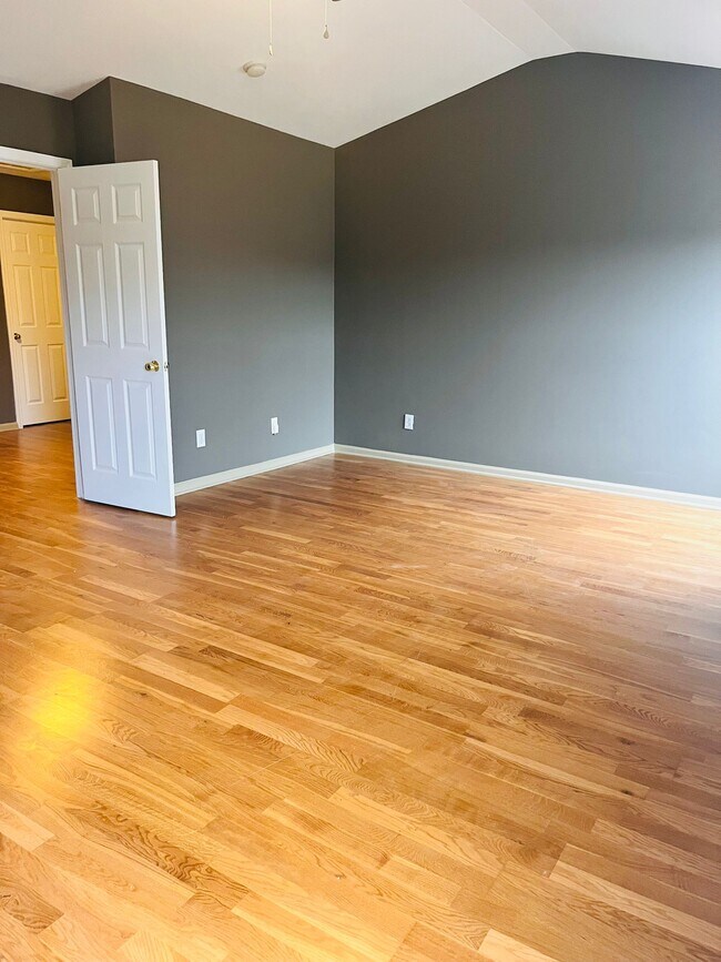 Building Photo - 105 Charing Pl