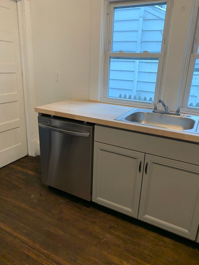 Building Photo - 3 Bedroom Single-Family Home