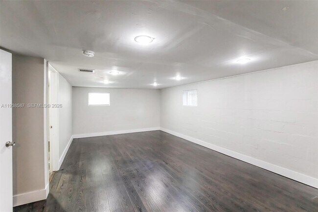 Building Photo - 1315 NE 203rd St