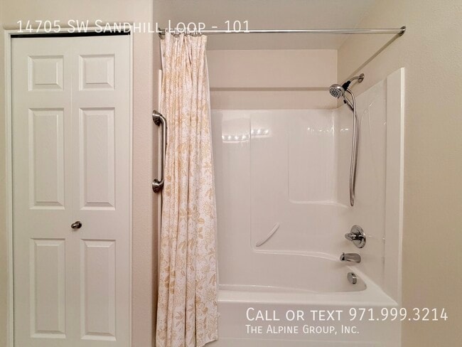 Building Photo - 14705 SW Sandhill Loop