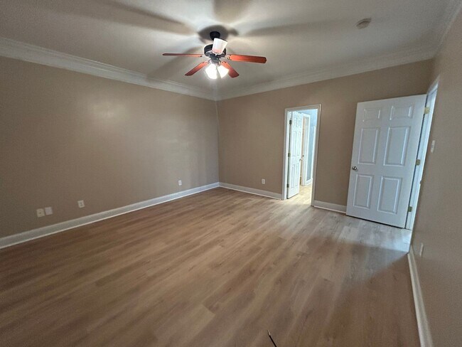 Building Photo - Freshly Renovated 2-Bed, 2-Bath Home