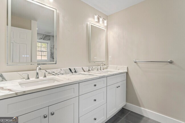 Building Photo - 5170 Lost Dutchman Dr