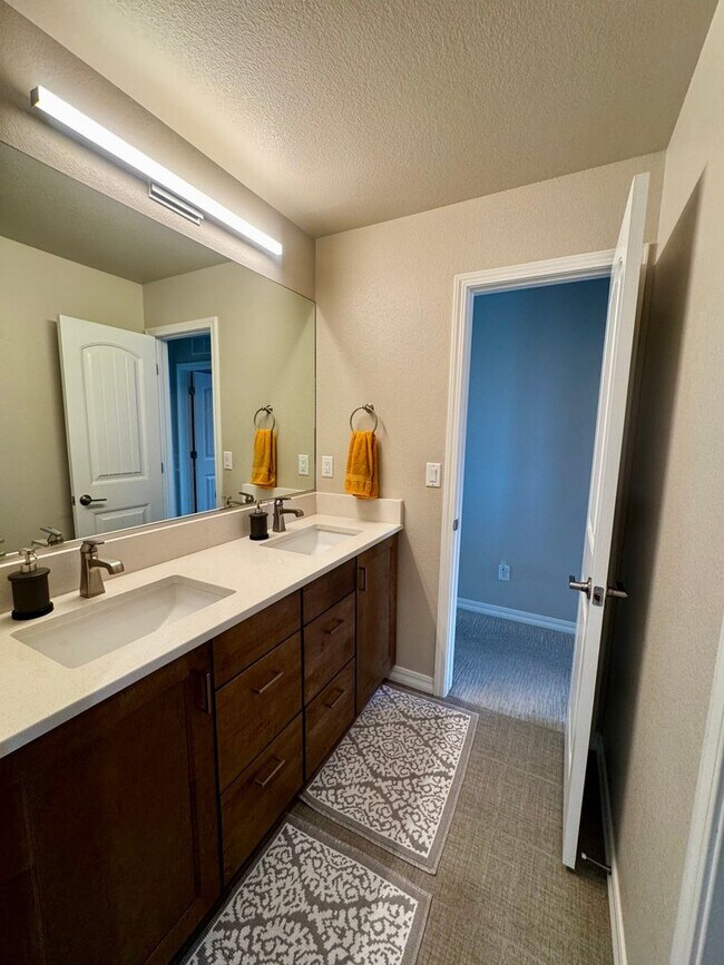 Building Photo - Stunning 5 Bedroom Home in Cordera with access to Community center with pool