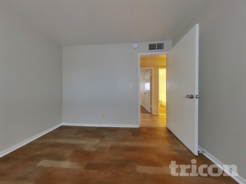 Building Photo - 809 95th Pl