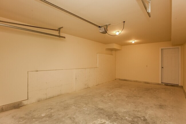 Building Photo - 705 River View Ln