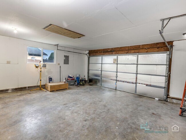 Building Photo - START THE YEAR RENT FREE! Charming 4-Bedroom Keizer Home Close to Everything