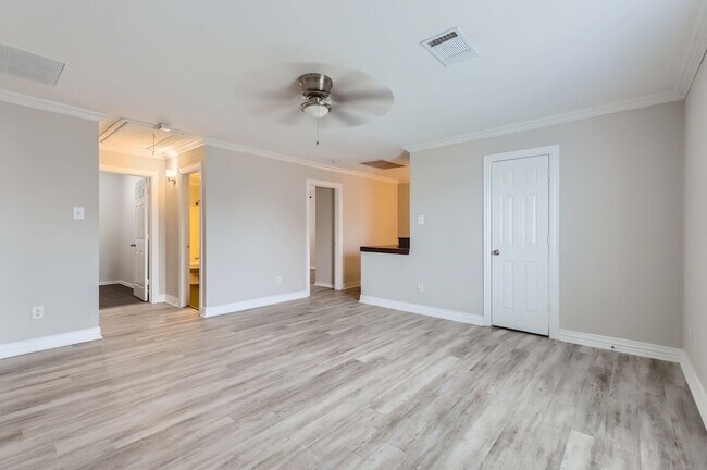 Building Photo - 1406 Buckingham Dr