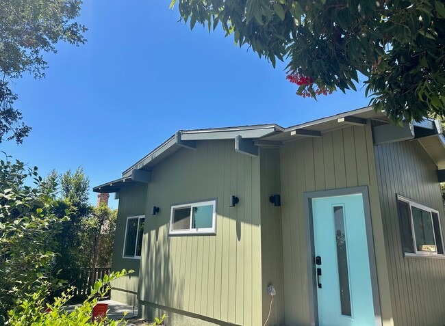 Building Photo - "Cozy & Modern 1BR in Glendale’s Most Char...