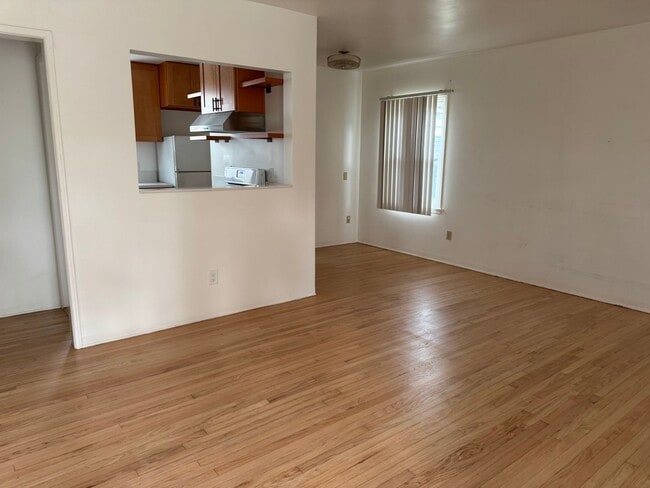 Building Photo - COMPLETELY REMODELLED 1 BEDROOM DUPLEX FOR LEASE!