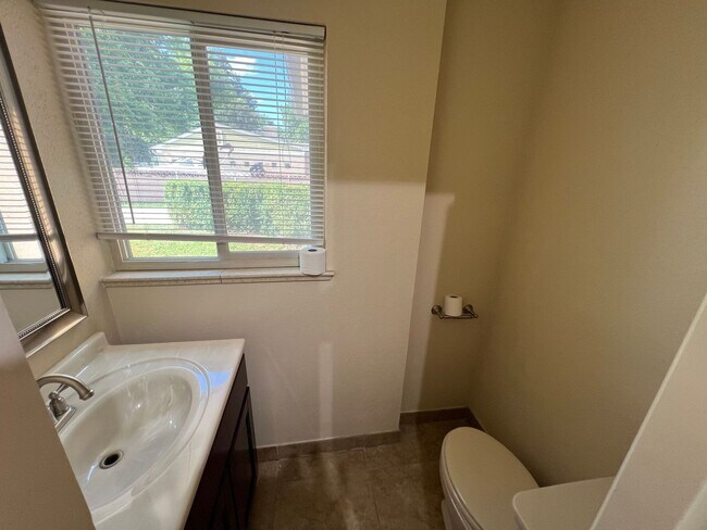 Building Photo - Spacious Lakewood Home