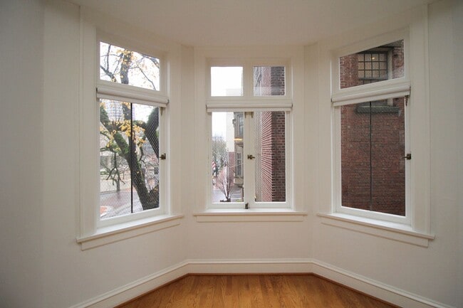 Building Photo - 1209 SW 6th Ave