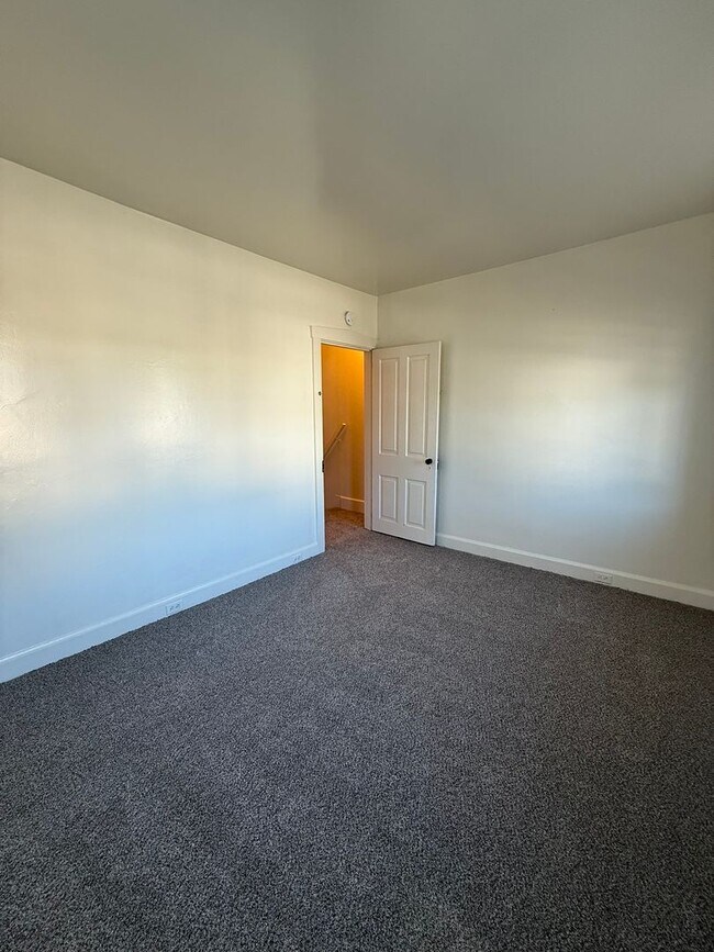 Building Photo - 204 E High St