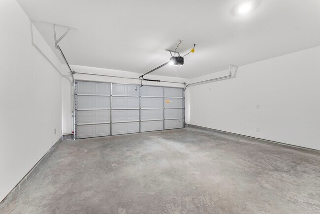 Building Photo - 706 Umbrella Tree Dr