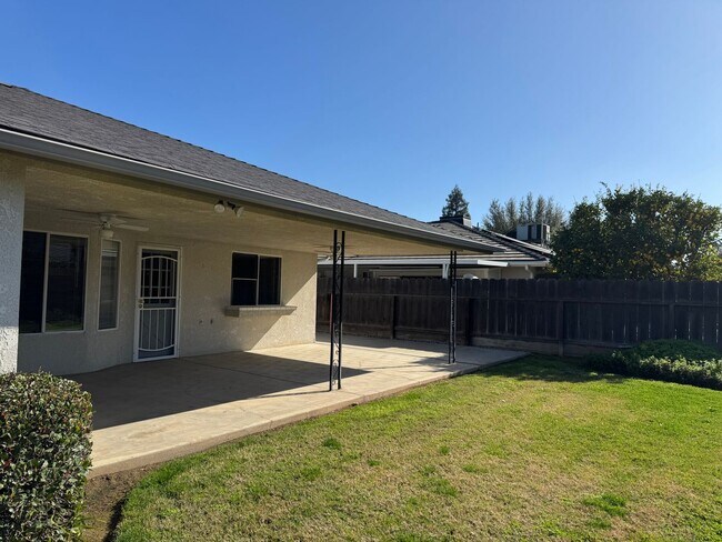 Building Photo - 6517 N San Pedro Ave