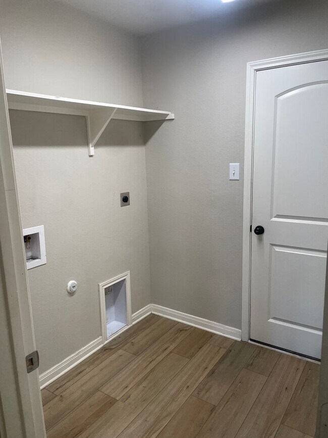 Building Photo - 7809 Montclair Dr