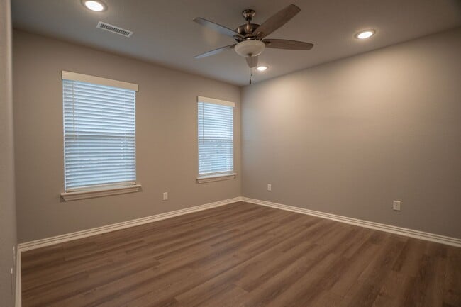 Building Photo - Beautiful 3 Bedroom 2 Bath Duplex!