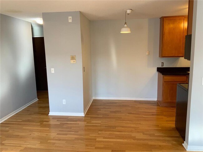 Building Photo - 520 Ridgewood Ave