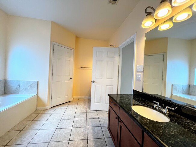 Building Photo - Ready and clean 3 bedrooms in Rice Militar...