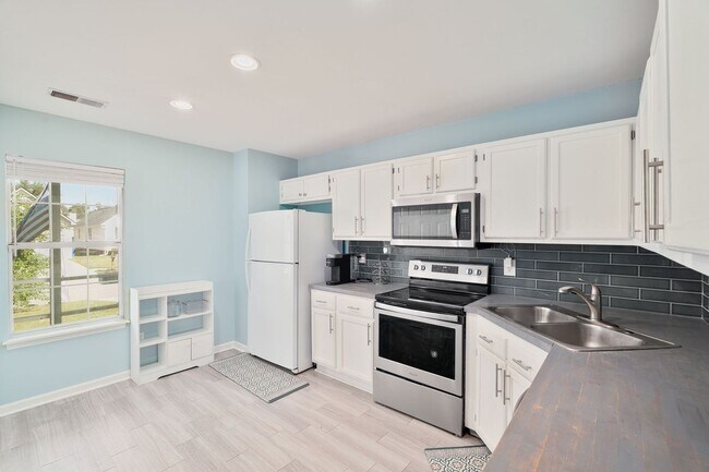 Building Photo - Modern Comfort and Convenience in Citadel ...