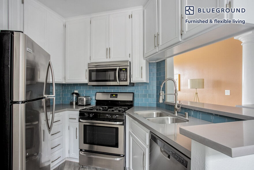 Building Photo - 114 N Doheny Dr