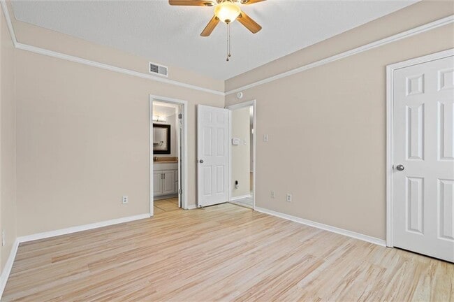 Building Photo - 1260 Sutton Ct