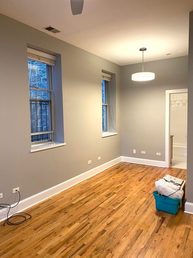 Building Photo - 851 N Hermitage Ave