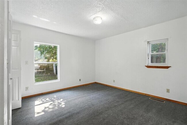 Building Photo - A must see 3 bedroom 2 bath in El Reno!