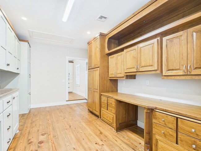 Building Photo - Adorable Bunglow