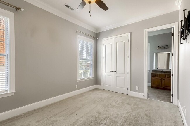 Building Photo - 5 Bedroom single family home in Mooresville