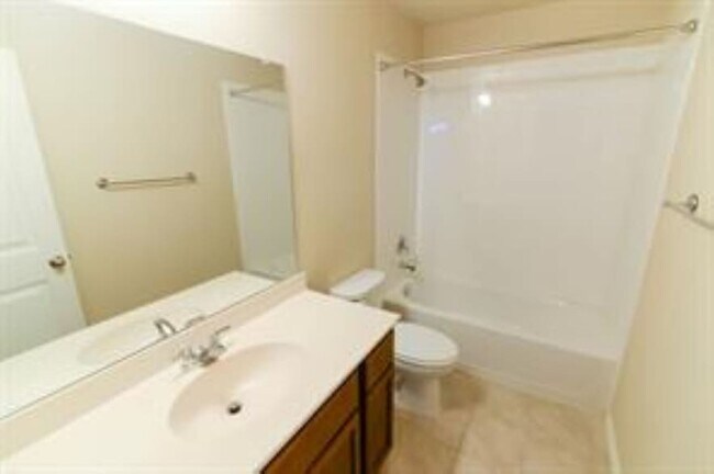 Building Photo - 1112 Decker Dr