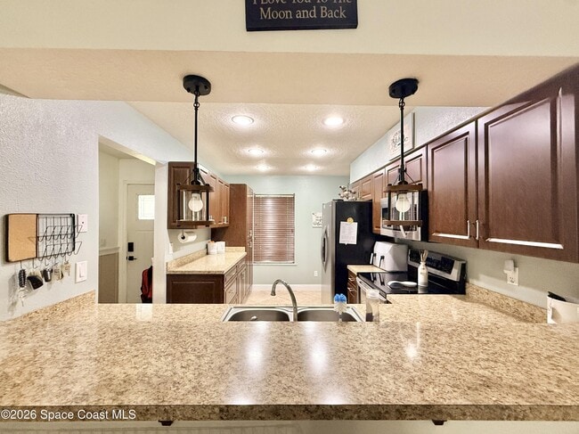 Building Photo - 1046 W Samms Ave