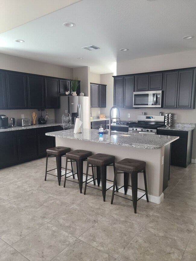 Building Photo - 4 Bedroom, 3 Bathroom Luxury Home in Torte...