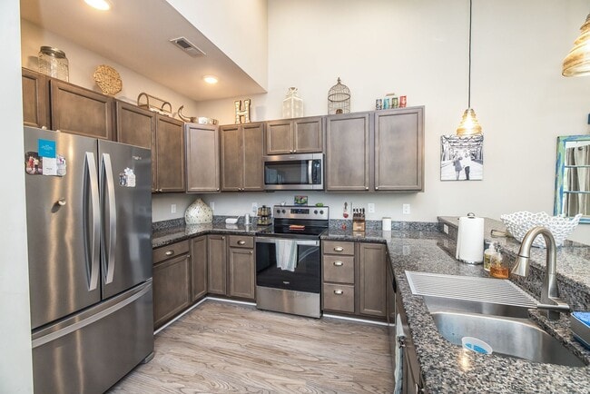 Building Photo - This spacious 3-bedroom, 2-bathroom townhouse offers modern living