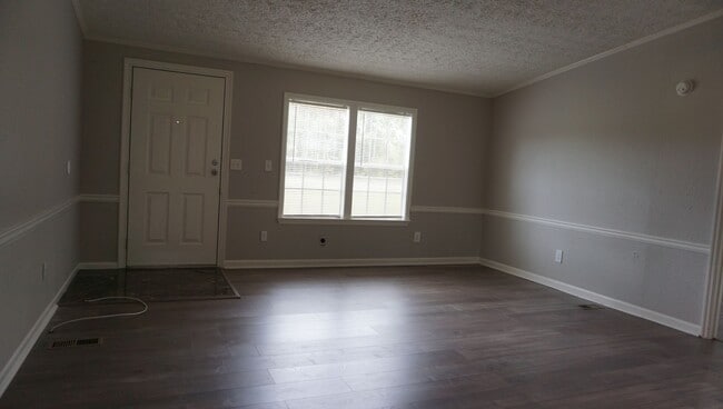 Building Photo - 3 Bedroom Mobile Home in the County