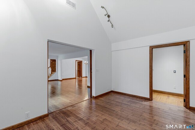 Building Photo - 190 E Rocks Rd