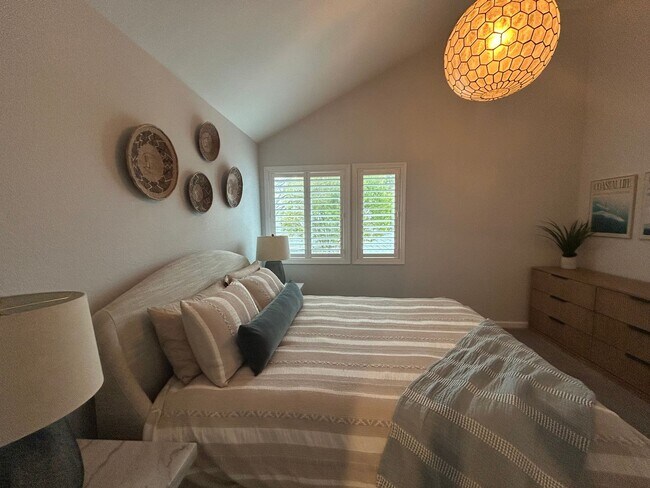 Building Photo - 2 Bed 2.5 bath townhome located on the golf course!