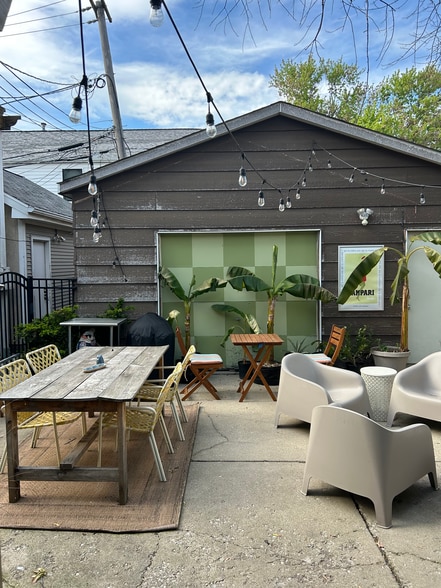 courtyard - 1906 N Hermitage Ave
