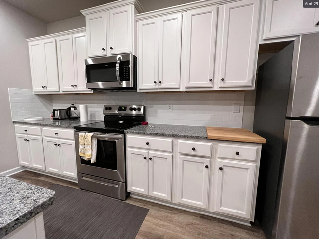 Building Photo - 1057 Bayrose Cir