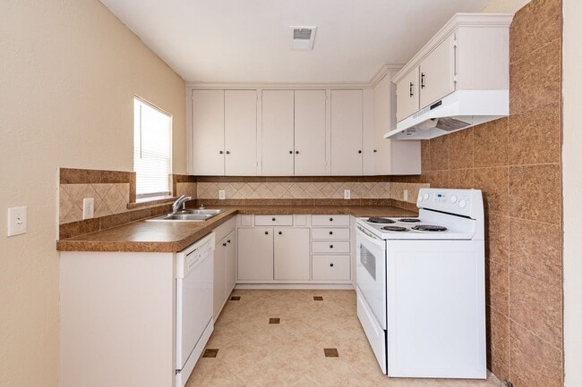 Building Photo - 2 bedroom home for lease!